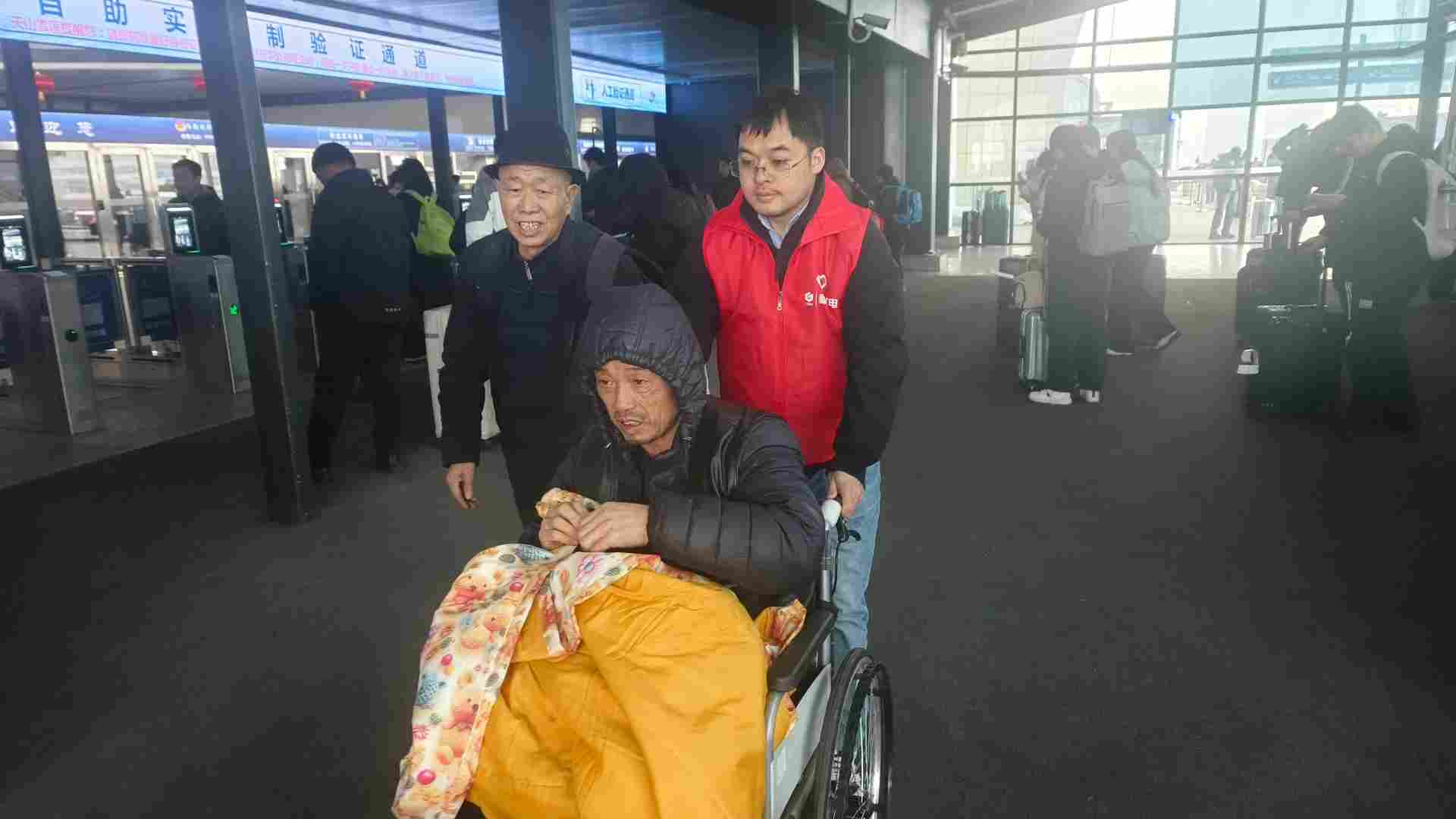 学雷锋 暖民心 广东水电二局所属粤水电新疆分公司以“志愿红”温暖出行路(图2) 2.jpg