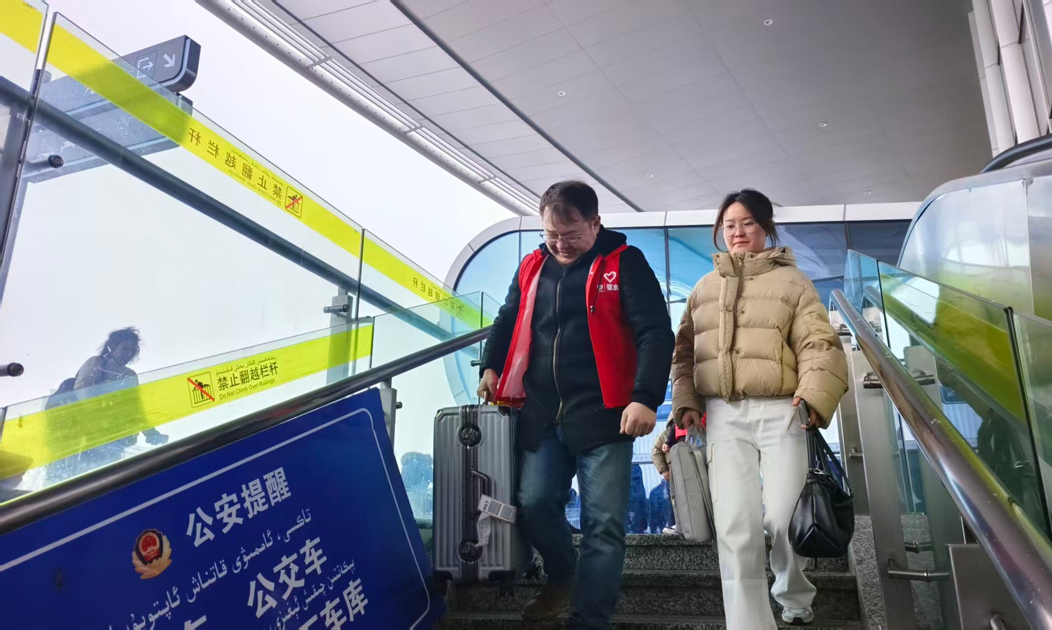 学雷锋 暖民心 广东水电二局所属粤水电新疆分公司以“志愿红”温暖出行路(图4) 4.jpg